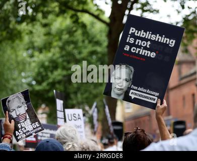 220518 -- LONDRES, le 18 mai 2022 -- des partisans de Julian Assange sont vus devant le Home Office britannique à Londres, le 17 mai 2022. Des centaines de personnes se sont rassemblées devant le Home Office britannique mardi pour protester contre l’extradition du fondateur de WikiLeaks Julian Assange vers les États-Unis, la dénonçant comme politiquement motivée et comme une grave menace pour la liberté de la presse. BRITAIN-LONDRES-ASSANGE-PROTEST LixYing PUBLICATIONxNOTxINxCHN Banque D'Images