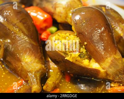 Aubergines israéliennes farcies ou aubergines marinées Banque D'Images