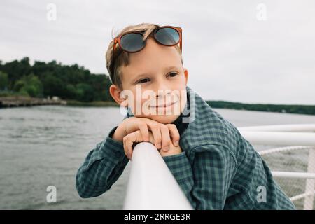 Garçon sur un ferry voyageant à travers l'archipel suédois Banque D'Images