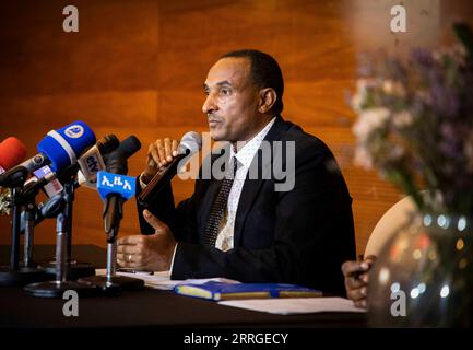 220519 -- ADDIS-ABEBA, le 19 mai 2022 -- Adugna Debela, directrice générale de l'Autorité éthiopienne du café et du thé, prend la parole lors d'un point de presse sur l'exportation du café éthiopien à Addis-Abeba, en Éthiopie, le 16 mai 2022. L'Éthiopie a vu un potentiel croissant sur le marché du café en plein essor de la Chine, alors que la Chine devient l'un des plus grands importateurs de café éthiopien, a déclaré un haut responsable éthiopien. TO GO WITH Interview : l'Ethiopie voit le marché du café en croissance en Chine : officiel ETHIOPIE-CHINE-MARCHÉ DU CAFÉ-INTERVIEW MichaelxTewelde PUBLICATIONxNOTxINxCHN Banque D'Images