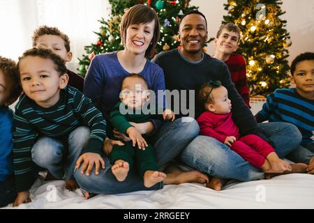 Mère blanche et père noir avec les enfants à noël Banque D'Images