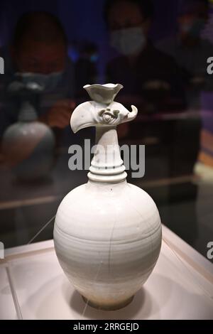 220518 -- HAIKOU, le 18 mai 2022 -- Une porcelaine en forme de tête phoenix de la dynastie Song 960-1279 est exposée au Musée Hainan à Haikou, dans la province de Hainan du sud de la Chine, le 18 mai 2022. Le 18 mai marque la Journée internationale des musées. Une exposition mettant en valeur des reliques culturelles en forme d'animaux a ouvert mercredi au public au Musée Hainan à Haikou. Pas moins de 150 reliques culturelles sélectionnées sur le thème animal sont exposées pendant l'exposition. CHINE-HAINAN-HAIKOU-MUSÉE-EXPOSITION SUR LE THÈME ANIMAL CN GUOXCHENG PUBLICATIONXNOTXINXCHN Banque D'Images