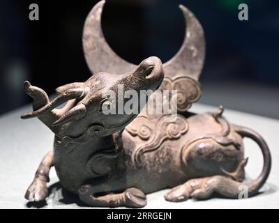 220518 -- HAIKOU, le 18 mai 2022 -- Un support de miroir en forme de rhinocéros de la dynastie Qing 1644-1911 est exposé au musée Hainan à Haikou, dans la province de Hainan du sud de la Chine, le 18 mai 2022. Le 18 mai marque la Journée internationale des musées. Une exposition mettant en valeur des reliques culturelles en forme d'animaux a ouvert mercredi au public au Musée Hainan à Haikou. Pas moins de 150 reliques culturelles sélectionnées sur le thème animal sont exposées pendant l'exposition. CHINE-HAINAN-HAIKOU-MUSÉE-EXPOSITION SUR LE THÈME ANIMAL CN GUOXCHENG PUBLICATIONXNOTXINXCHN Banque D'Images