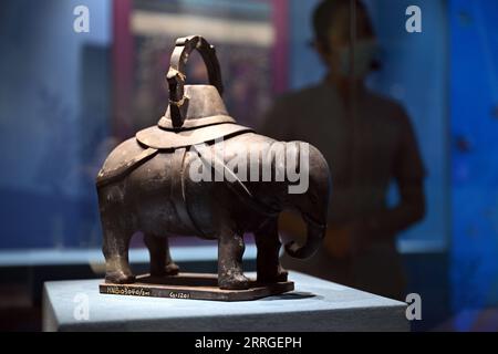 220518 -- HAIKOU, le 18 mai 2022 -- une poterie en forme d'éléphant de la dynastie Yuan 1271-1368 est exposée au Musée Hainan à Haikou, dans la province de Hainan du sud de la Chine, le 18 mai 2022. Le 18 mai marque la Journée internationale des musées. Une exposition mettant en valeur des reliques culturelles en forme d'animaux a ouvert mercredi au public au Musée Hainan à Haikou. Pas moins de 150 reliques culturelles sélectionnées sur le thème animal sont exposées pendant l'exposition. CHINE-HAINAN-HAIKOU-MUSÉE-EXPOSITION SUR LE THÈME ANIMAL CN GUOXCHENG PUBLICATIONXNOTXINXCHN Banque D'Images