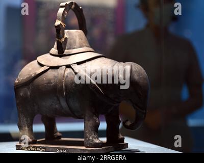 220518 -- HAIKOU, le 18 mai 2022 -- une poterie en forme d'éléphant de la dynastie Yuan 1271-1368 est exposée au Musée Hainan à Haikou, dans la province de Hainan du sud de la Chine, le 18 mai 2022. Le 18 mai marque la Journée internationale des musées. Une exposition mettant en valeur des reliques culturelles en forme d'animaux a ouvert mercredi au public au Musée Hainan à Haikou. Pas moins de 150 reliques culturelles sélectionnées sur le thème animal sont exposées pendant l'exposition. CHINE-HAINAN-HAIKOU-MUSÉE-EXPOSITION SUR LE THÈME ANIMAL CN GUOXCHENG PUBLICATIONXNOTXINXCHN Banque D'Images