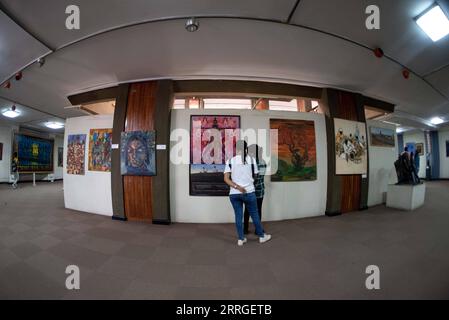 220519 -- ADDIS ABABA, le 19 mai 2022 -- visite du Musée national d'Éthiopie à Addis Ababa, Éthiopie, le 18 mai 2022. Le musée abrite des collections de précieux héritages, y compris des os fossilisés d'une femelle de l'espèce hominine Australopithecus afarensis, nommée Lucy , qui vivrait il y a environ 3,2 millions d'années. ETHIOPIE-ADDIS ABEBA-MUSÉE NATIONAL MichaelxTewelde PUBLICATIONxNOTxINxCHN Banque D'Images