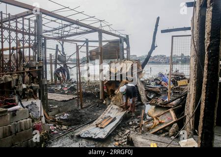 Actualités Bilder des Tages 220520 -- MANILLE, le 20 mai 2022 -- des résidents cherchent leurs biens dans des maisons carbonisées après un incendie dans un bidonville à Manille, aux Philippines, le 20 mai 2022. Jeudi soir, un incendie a traversé un bidonville près du port principal de la capitale philippine, menaçant de nombreux navires amarrés dans la région, a déclaré le PCG des garde-côtes philippins. PHILIPPINES-MANILLE-FEU-APRES RouellexUmali PUBLICATIONxNOTxINxCHN Banque D'Images