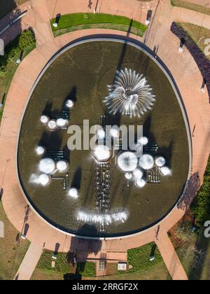 Belle vue aérienne à la fontaine d'eau dans le jardin public Banque D'Images