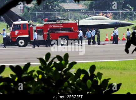 220520 -- MANILLE, le 20 mai 2022 -- des responsables de l'armée de l'air indonésienne arrivent sur les lieux de l'accident d'un chasseur à réaction F-16 à l'aéroport Halim Perdanakusuma de Jakarta, Indonésie, le 16 avril 2015. Photo par /Xinhua Xinhua titres : le piège américain de la vente d'armes d'occasion dismays les pays d'Asie du Sud-est DantaxK. PUBLICATIONxNOTxINxCHN Banque D'Images