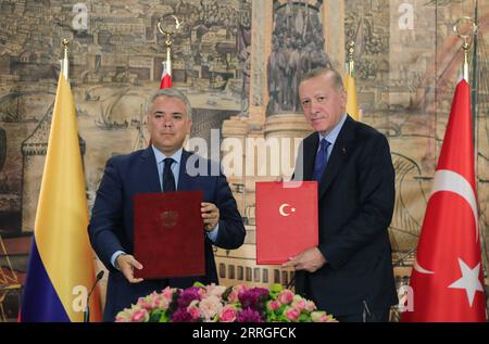 Actualités Themen der Woche KW20 Actualités Bilder des Tages 220520 -- ISTANBUL, le 20 mai 2022 -- le président turc Recep Tayyip Erdogan R et le président colombien Ivan Duque Marquez assistent à une cérémonie de signature à Istanbul, en Turquie, le 20 mai 2022. Le président turc Recep Tayyip Erdogan et son homologue colombien Ivan Duque Marquez ont signé vendredi une déclaration commune sur la coopération stratégique et le partenariat. TURQUIE-ISTANBUL-PRESIDENT-COLOMBIA-PRESIDENT-MEETING XINXHUA PUBLICATIONXNOTXINXCHN Banque D'Images