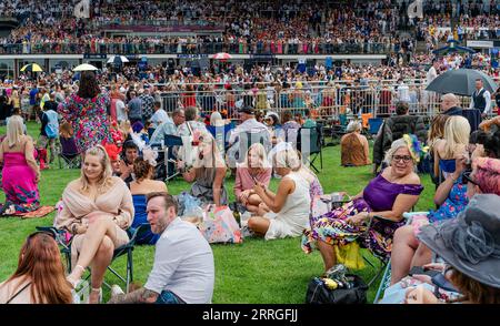 Des foules de gens apprécient la Journée des dames aux courses à Beverley, Yorkshire, Royaume-Uni. Banque D'Images