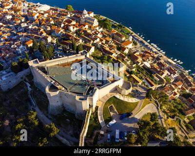 220521 -- ZAGREB, 21 mai 2022 -- une photo aérienne prise le 20 mai 2022 montre une vue du terrain de basket-ball pendant le Pro 3x3 Croatia Tour dans le cadre du tournoi FIBA 3x3 à St. Forteresse de Michael, à Sibenik, Croatie. Milan SABIC/PIXSELL via Xinhua SPCROATIA-ZAGREB-BASKET-COURT LixXuejun PUBLICATIONxNOTxINxCHN Banque D'Images