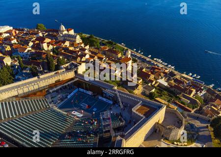 220521 -- ZAGREB, 21 mai 2022 -- une photo aérienne prise le 20 mai 2022 montre une vue du terrain de basket-ball pendant le Pro 3x3 Croatia Tour dans le cadre du tournoi FIBA 3x3 à St. Forteresse de Michael, à Sibenik, Croatie. Milan SABIC/PIXSELL via Xinhua SPCROATIA-ZAGREB-BASKET-COURT LixXuejun PUBLICATIONxNOTxINxCHN Banque D'Images