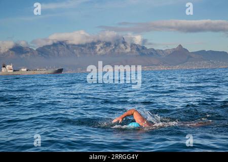 220522 -- LE CAP, le 22 mai 2022 -- Howard Warrington, homme sud-africain, nage dans la mer de Robben Island jusqu'au rivage du Cap, en Afrique du Sud, le 21 mai 2022. L’homme sud-africain Howard Warrington a achevé samedi matin sa 100e traversée maritime de la célèbre Robben Island à la rive du Cap, afin de collecter des fonds pour la Société SPCA du Cap de bonne espérance pour la prévention de la cruauté envers les animaux, une organisation de bien-être animal. Photo de /Xinhua SPSOUTH AFRIQUE-VILLE-MER TRAVERSÉE FranciscoxScarbar PUBLICATIONxNOTxINxCHN Banque D'Images