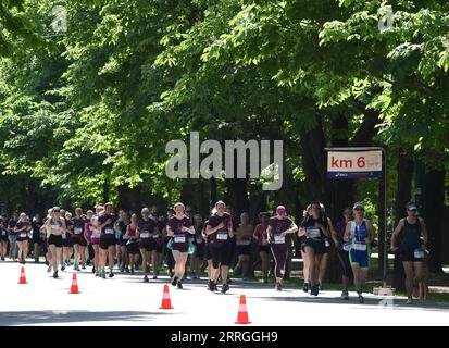 220522 -- VIENNE, le 22 mai 2022 -- les coureurs participent à la course féminine autrichienne à Vienne, Autriche, le 22 mai 2022. SPAUSTRIA-VIENNA-FEMMES S RUN GuoxChen PUBLICATIONxNOTxINxCHN Banque D'Images