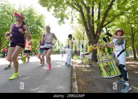 220522 -- VIENNE, le 22 mai 2022 -- les coureurs participent à la course féminine autrichienne à Vienne, Autriche, le 22 mai 2022. SPAUSTRIA-VIENNA-FEMMES S RUN GuoxChen PUBLICATIONxNOTxINxCHN Banque D'Images