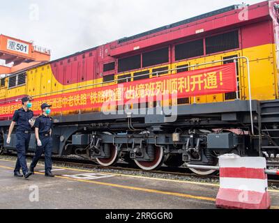 220521 -- CHONGQING, le 21 mai 2022 -- des agents des douanes inspectent un train de marchandises Chine-Laos avant son départ dans la municipalité de Chongqing, dans le sud-ouest de la Chine, le 21 mai 2022. Un train de marchandises transportant des aliments locaux et des machines agricoles est parti samedi d'une gare dans la municipalité de Chongqing du sud-ouest de la Chine pour Vientiane, capitale du Laos, marquant le lancement du premier train de marchandises Chine-Laos qui bénéficie d'un canal d'entrée et d'exportation rapide favorable. Le canal d'entrée et d'exportation rapide économise 24 heures dans le processus de dédouanement de cargaison, ce qui aide à raccourcir le temps de trajet pour le transport de fret. CHINA-CHON Banque D'Images