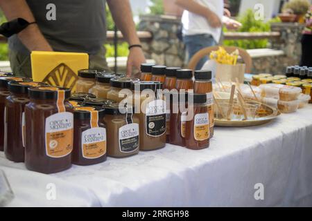 220522 -- LARNACA CHYPRE, le 22 mai 2022 -- des produits au miel sont exposés lors d'une fête des abeilles dans le village d'Ora à Larnaca, Chypre, le 22 mai 2022. Photo de /Xinhua CYPRUS-LARNACA-BEE FESTIVAL GeorgexChristophorou PUBLICATIONxNOTxINxCHN Banque D'Images