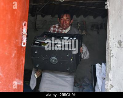 220523 -- DAMXUNG, le 23 mai 2022 -- Lodro se prépare pour la projection de films dans le village de Latog, comté de Damxung de Lhassa, région autonome du Tibet du sud-ouest de la Chine, le 20 mai 2022. Vivant dans le comté de Damxung de Lhassa, Lodro est un projectionniste rural de cinémas en plein air à but non lucratif. Depuis 1985, Lodro a voyagé dans près de deux cents villages sur les prairies du nord du Tibet. Pour le public des zones reculées, Lodro a répété les procédures de projection de films encore et encore, en installant l'écran et la chaîne stéréo, en vérifiant et en dépannant le générateur et le projecteur, en préparant la projection, etc Banque D'Images