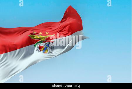 Lisbonne, PT, sept. 2023 : drapeau du club de football Benfica agitant dans le vent. Benfica est un club sportif portugais basé à Lisbonne. Éditorial illustratif 3D. Banque D'Images