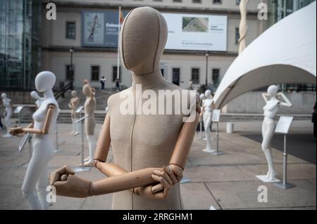 Madrid, Espagne. 08 septembre 2023. Une multitude de mannequins sont placés lors de la Journée mondiale de la physiothérapie pour représenter la diversité des manières dont l'arthrite se manifeste, avec une action de sensibilisation de la société sur l'incidence de l'arthrite et des maladies rhumatismales avec la devise "que l'arthrite ne vous paralyse pas". La Journée mondiale de la physiothérapie est dédiée cette année à l’arthrite, une maladie rhumatismale, auto-immune et chronique qui touche les articulations, avec des symptômes tels que douleur, gonflement, raideur matinale, rougeur, perte de force, dextérité et mobilité. Crédit : Marcos del Mazo/Alamy Live News Banque D'Images