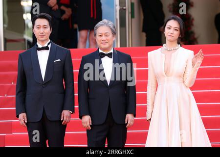 220524 -- CANNES, 24 mai 2022 -- l'actrice Tang Wei 1st R, le réalisateur, producteur et scénariste Park Chan-Wook C et l'acteur Park HAE-il arrivent à la projection du film décision de quitter Heojil Kyolshim lors de la 75e édition du Festival de Cannes à Cannes, dans le sud de la France, le 23 mai 2022. FRANCE-CANNES-FESTIVAL-DÉCISION DE QUITTER-PROJECTION XINHUA PUBLICATIONXNOTXINXCHN Banque D'Images