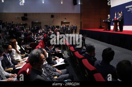 220524 -- TOKYO, le 24 mai 2022 -- le président sud-coréen Yoon Suk-yeol et le président américain Joe Biden assistent à une conférence de presse conjointe à Séoul, en Corée du Sud, le 21 mai 2022. /Document via Xinhua Xinhua titres : le voyage de Biden en Asie à la confrontation des fans ne gagne pas de cœur, tactique de division lié à l'échec NEWSIS PUBLICATIONxNOTxINxCHN Banque D'Images