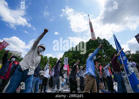 220524 -- TOKYO, le 24 mai 2022 -- des manifestants se rassemblent à Shiba Park pour manifester contre le prochain sommet américano-japonais et le sommet du Quadrilatère du dialogue quadrilatéral sur la sécurité, à Tokyo, Japon, le 22 mai 2022. Xinhua Headlines : le voyage de Biden en Asie à la confrontation des fans ne gagne aucun cœur, tactique de division lié à l'échec ZhangxXiaoyu PUBLICATIONxNOTxINxCHN Banque D'Images