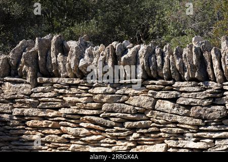 Exemple de construction de murs au village des Bories près de Gordes, Provence, France Banque D'Images