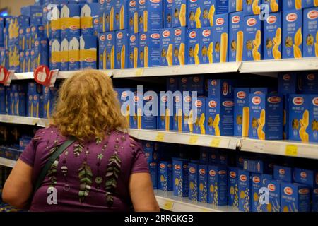 220525 -- MOSTA, le 25 mai 2022 -- Une femme fait ses courses dans un supermarché à Mosta, Malte, le 25 mai 2022. La flambée des prix des denrées alimentaires et les coûts d entretien des maisons ont conduit l inflation annuelle de Malte à un niveau record en avril, a déclaré mardi l Office national des statistiques. Photo de /Xinhua MALTA-ÉCONOMIE-INFLATION JonathanxBorg PUBLICATIONxNOTxINxCHN Banque D'Images