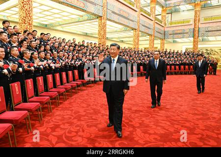 Actualités Themen der Woche KW21 Actualités Bilder des Tages 220525 -- BEIJING, 25 mai 2022 -- les dirigeants du parti et de l’État Xi Jinping, Li Keqiang et Wang Huning rencontrent les représentants d’une réunion saluant les héros et les modèles du système de sécurité publique au Grand Hall du peuple à Beijing, capitale de la Chine, le 25 mai 2022. CHINE-PÉKIN-XI JINPING-HÉROS ET MODÈLES-RENCONTRE CN LIXXUEREN PUBLICATIONXNOTXINXCHN Banque D'Images