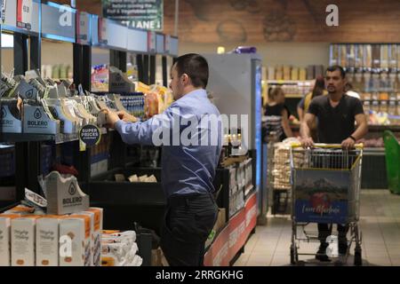 220525 -- MOSTA, le 25 mai 2022 -- un membre du personnel arrange des marchandises sur l'étagère d'un supermarché à Mosta, Malte, le 25 mai 2022. La flambée des prix des denrées alimentaires et les coûts d entretien des maisons ont conduit l inflation annuelle de Malte à un niveau record en avril, a déclaré mardi l Office national des statistiques. Photo de /Xinhua MALTA-ÉCONOMIE-INFLATION JonathanxBorg PUBLICATIONxNOTxINxCHN Banque D'Images