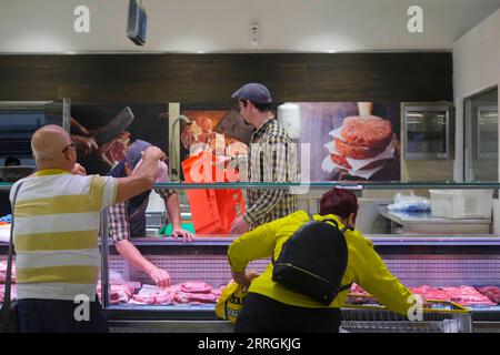 220525 -- MOSTA, 25 mai 2022 -- les gens font leurs courses dans un supermarché à Mosta, Malte, le 25 mai 2022. La flambée des prix des denrées alimentaires et les coûts d entretien des maisons ont conduit l inflation annuelle de Malte à un niveau record en avril, a déclaré mardi l Office national des statistiques. Photo de /Xinhua MALTA-ÉCONOMIE-INFLATION JonathanxBorg PUBLICATIONxNOTxINxCHN Banque D'Images