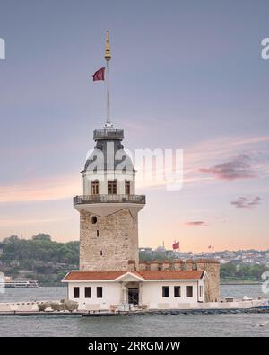 Tour de Maiden, turc : KIZ Kulesi situé dans un petit îlot dans le détroit du Bosphore près de la côte du district d'Uskudar, Istanbul, Turkiye Banque D'Images