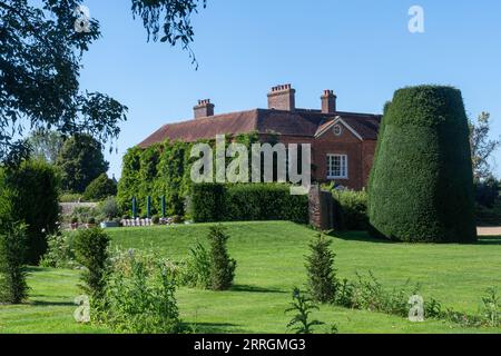 Oakley Manor House et jardin, un grand bâtiment détaché du 18e siècle classé grade II, Hampshire, Angleterre, Royaume-Uni. Domaine rural Banque D'Images