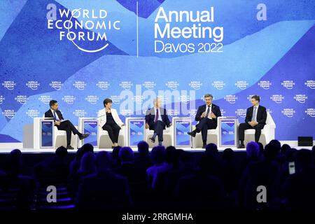 220526 -- DAVOS, le 26 mai 2022 -- Directrice générale du Fonds monétaire international FMI Kristalina Georgieva, coprésidente et codirectrice des investissements de Bridgewater Associates Ray Dalio, Premier ministre croate Andrej Plenkovic, et Valdis Dombrovskis, vice-président exécutif de la Commission européenne chargé de l'économie de la 2e de gauche à droite, assistent à une session lors de la réunion annuelle du Forum économique mondial WEF 2022 à Davos, en Suisse, le 25 mai 2022. La réunion annuelle du FEM 2022 se tient ici du 22 au 26 mai. SUISSE-DAVOS-WORLD ECONOMIC FORUM ZhengxHuansong PUBLICATIONxNOTxINxCHN Banque D'Images