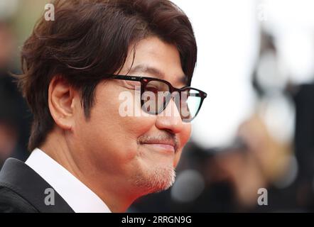 220527 -- CANNES, le 27 mai 2022 -- l'acteur sud-coréen Song Kang-Ho arrive pour la projection du film Broker lors de la 75e édition du Festival de Cannes à Cannes, dans le sud de la France, le 26 mai 2022. FRANCE-CANNES-FESTIVAL-COURTIER-PROJECTION GAOXJING PUBLICATIONXNOTXINXCHN Banque D'Images