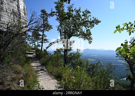 Le « Pilot Knob Trail » autour du sommet du parc d'État de Pilot Mountain en Caroline du Nord. Banque D'Images