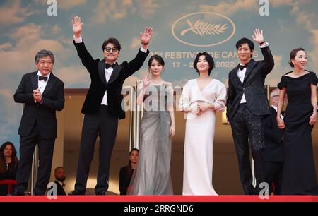 220527 -- CANNES, le 27 mai 2022 -- les créateurs du film Broker posent sur le tapis rouge lors de la 75e édition du Festival de Cannes à Cannes, dans le sud de la France, le 26 mai 2022. FRANCE-CANNES-FESTIVAL-COURTIER-PROJECTION GAOXJING PUBLICATIONXNOTXINXCHN Banque D'Images