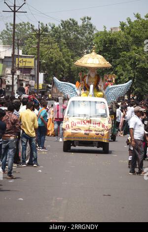 Rajkot, Inde. 7 septembre 2023. Portrait de la statue de lord Brahma avec un cygne dans la procession de Janmashtami près de Malviya Chowk Rajkot. Crédit : Nasirkhan Davi/Alamy Live News Banque D'Images