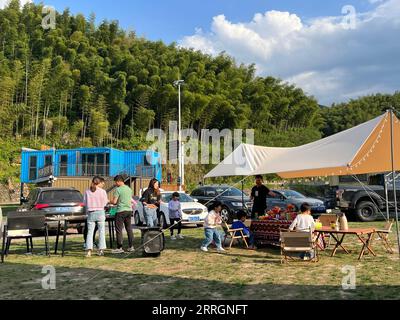 220527 -- HEFEI, 27 mai 2022 -- une photo non datée montre des touristes s'amusant pendant les vacances de la fête du travail de 2022 dans le village de Songjiahe dans la ville mozitaine du comté de Huoshan, province de l'Anhui dans l'est de la Chine. POUR ALLER AVEC à travers la Chine : incroyable transformation de village de montagne reculé en berceau touristique CHINE-ANHUI-DABIE MONTAGNE-VILLAGE-TOURISME CN XinxHua PUBLICATIONxNOTxINxCHN Banque D'Images