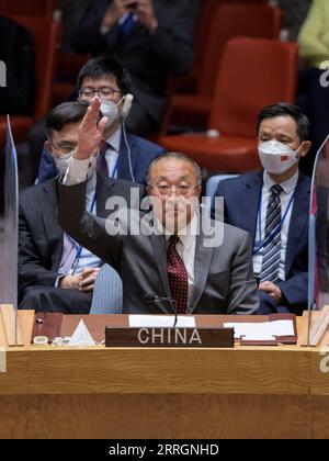 220527 -- NATIONS UNIES, 27 mai 2022 -- Zhang Jun, représentant permanent de la Chine auprès des Nations Unies, lève la main pour opposer son veto à un projet de résolution du Conseil de sécurité de l ONU visant à imposer de nouvelles sanctions à la République populaire démocratique de Corée RPDC, au siège de l ONU à New York, le 26 mai 2022. Manuel Elias/photo ONU/document via Xinhua CONSEIL DE SÉCURITÉ ONU-RPDC UNxBureau PUBLICATIONxNOTxINxCHN Banque D'Images