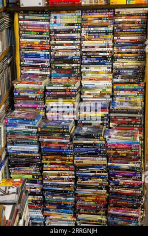 Piles de DVD dans la librairie Camillas au 57 Grove Rd, Little Chelsea, Eastbourne, East Sussex, Royaume-Uni en sept. intérieur de librairie d'occasion et antiquaire Banque D'Images