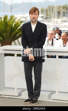 220527 -- CANNES, le 27 mai 2022 -- le réalisateur espagnol Albert Serra pose lors d'un photocall pour le film Pacifiction lors de la 75e édition du Festival de Cannes à Cannes, dans le sud de la France, le 27 mai 2022. FRANCE-CANNES-PHOTOCALL-PACIFICTION GaoxJing PUBLICATIONxNOTxINxCHN Banque D'Images