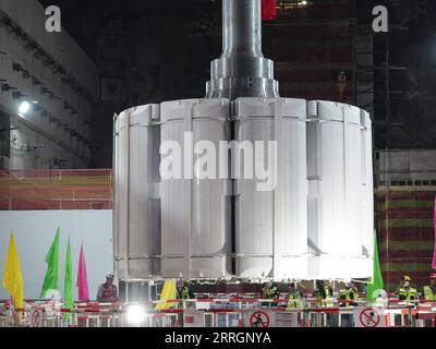 220527 -- BEIT SHE AN, le 27 mai 2022 -- Un rotor de 200 tonnes est installé sur une unité de production de la centrale de stockage par pompage de Kokhav Hayarden à Beit She an, Israël, le 25 mai 2022. Une centrale à accumulation pompée à grande échelle dans le nord-est d’Israël a atteint la phase finale de sa construction mercredi, alors qu’un rotor de 200 tonnes, crucial pour transformer l’eau en électricité, a été installé en douceur sur une unité de production. La centrale hydroélectrique de 344 MW de Kokhav Hayarden, située près de la ville de Beit She an et à environ 120 km de tel Aviv, devrait être opérationnelle début 2023. Le projet est b Banque D'Images