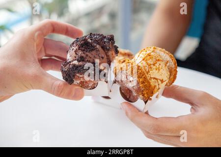 Mini sandwich gelato entre mini beignets, chocolat et saveur lotus. Banque D'Images