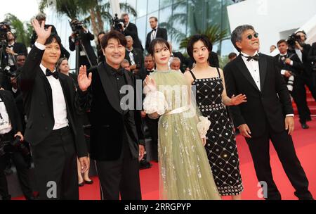 220529 -- CANNES, le 29 mai 2022 -- les acteurs du film sud-coréen Broker arrivent sur le tapis rouge lors de la cérémonie de clôture de la 75e édition du Festival de Cannes à Cannes, dans le sud de la France, le 28 mai 2022. FRANCE-CANNES-FESTIVAL-CLOSE GaoxJing PUBLICATIONxNOTxINxCHN Banque D'Images