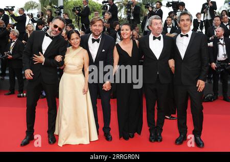 220529 -- CANNES, 29 mai 2022 -- le réalisateur suédois Ruben Ostlund 3rd L et les acteurs du film Triangle de la tristesse, qui a remporté la Palme d Or, posent sur le tapis rouge lors de la cérémonie de clôture de la 75e édition du Festival de Cannes à Cannes, dans le sud de la France, le 28 mai 2022. FRANCE-CANNES-FESTIVAL-CLOSE GaoxJing PUBLICATIONxNOTxINxCHN Banque D'Images