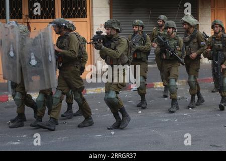 220529 -- HÉBRON, le 29 mai 2022 -- des soldats israéliens sont vus à la suite d'une manifestation contre la marche du drapeau dans la ville d'Hébron, en Cisjordanie, le 29 mai 2022. La marche controversée du drapeau organisée par des groupes israéliens d’extrême droite devrait avoir lieu dimanche pour marquer la Journée de Jérusalem, qui commémore l’unification de la ville après l’annexion par Israël de Jérusalem-est en 1967. Son itinéraire devrait passer par la porte de Damas et le quartier islamique dans la vieille ville. Photo de /Xinhua MIDEAST-HEBRON-PROTEST MamounxWazwaz PUBLICATIONxNOTxINxCHN Banque D'Images