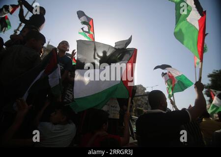 220529 -- GAZA, le 29 mai 2022 -- le peuple palestinien proteste contre la marche du drapeau à Jérusalem-est, dans la ville de Rafah, dans le sud de la bande de Gaza, le 29 mai 2022. La marche controversée du drapeau organisée par des groupes israéliens d’extrême droite devrait avoir lieu dimanche pour marquer la Journée de Jérusalem, qui commémore l’unification de la ville après l’annexion par Israël de Jérusalem-est en 1967. Son itinéraire devrait passer par la porte de Damas et le quartier islamique dans la vieille ville. Photo de /Xinhua MIDEAST-GAZA-RAFAH-PROTEST KhaledxOmar PUBLICATIONxNOTxINxCHN Banque D'Images